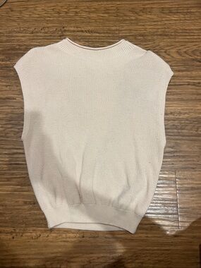 Pants Store
Sleeveless Knit Sweater Vest
Size: M
Picked a bit in the front!